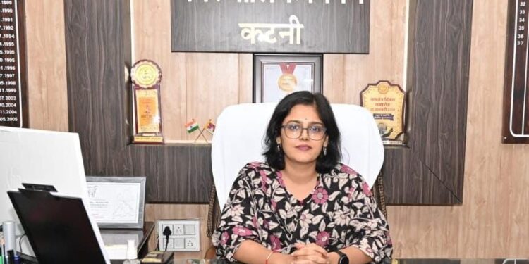 सी.एम. हेल्पलाइन प्रकरणों के निराकरण में नगर निगम कटनी ए ग्रेड के साथ सातवें स्थान में शामिल निगमायुक्त ने अधिकारियों को गंभीरता से प्रकरणों का निराकरण करने किया प्रेरित