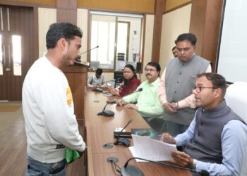 कलेक्टर श्री तिवारी ने जनसुनवाई में सुनीं 124 लोगों की समस्यायें