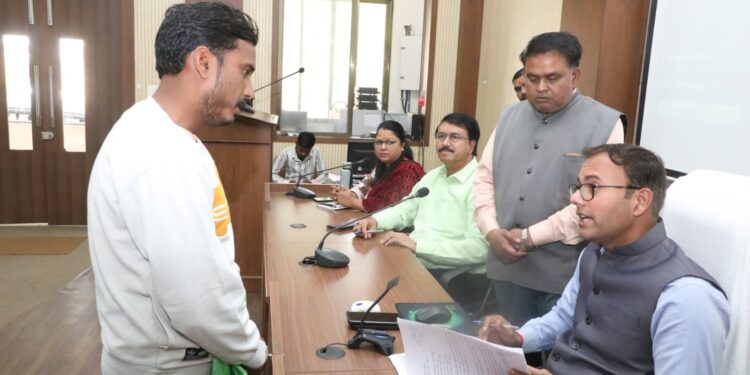 कलेक्टर श्री तिवारी ने जनसुनवाई में सुनीं 124 लोगों की समस्यायें