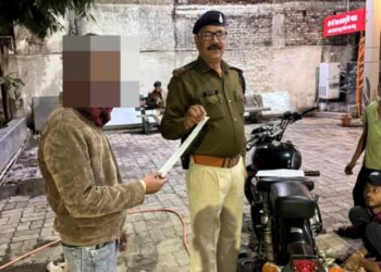 🚔 मॉडीफाई सायलेंसर का शौक पड़ा भारी! वीडियो वायरल होते ही पुलिस ने की चालानी कार्रवाई | सायलेंसर उतरवाया गया