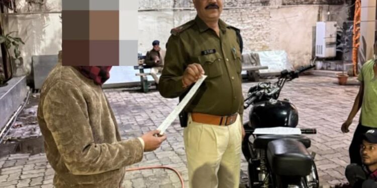 🚔 मॉडीफाई सायलेंसर का शौक पड़ा भारी! वीडियो वायरल होते ही पुलिस ने की चालानी कार्रवाई | सायलेंसर उतरवाया गया