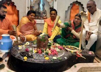 *रुद्राभिषेक के साथ महाशिवरात्रि महोत्सव 2026 का शंखनाद*  *श्री वंजारी परिवार के हाथों हुआ प्रथम रुद्राभिषेक*  *बुधवार 11 फरवरी से हरिकिर्तन एवं शिव महापुराण कथा*