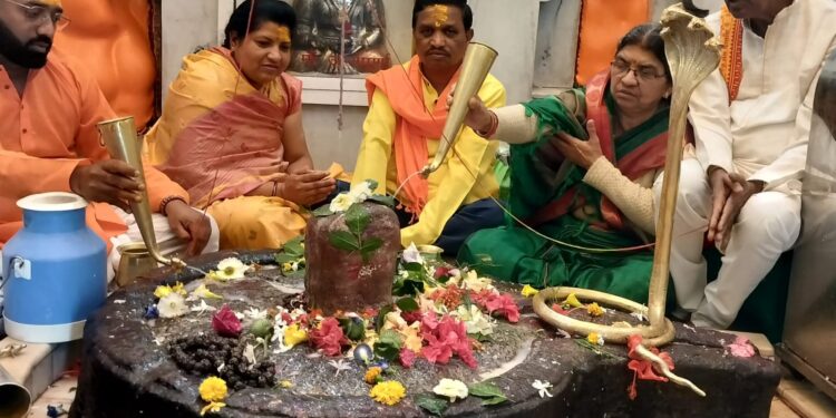 *रुद्राभिषेक के साथ महाशिवरात्रि महोत्सव 2026 का शंखनाद* *श्री वंजारी परिवार के हाथों हुआ प्रथम रुद्राभिषेक* *बुधवार 11 फरवरी से हरिकिर्तन एवं शिव महापुराण कथा*