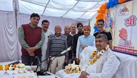 *पंचदिवसीय श्रीमद् भागवत वेद कथा में वेद कथा वाचक पंडित प्रकाश आर्य ने कहां :- सूर्य-चंद्र अंकल के अनुशासन और नियमितता से जीवन को सही दिशा मिलती है।*