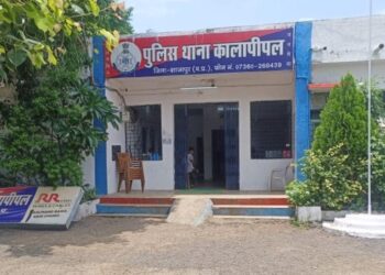 कालापीपल थाने पर रहता है असामाजिक तत्वों का जमवाड़ा  जेब से पैसा लगाकर’चोरी हुआ डंपर ढूंढ रही हैं कालापीपल पुलिस,सुत्र…!