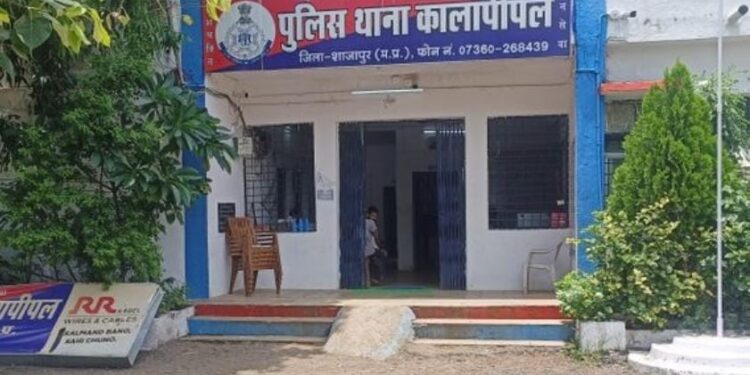 कालापीपल थाने पर रहता है असामाजिक तत्वों का जमवाड़ा जेब से पैसा लगाकर’चोरी हुआ डंपर ढूंढ रही हैं कालापीपल पुलिस,सुत्र…!