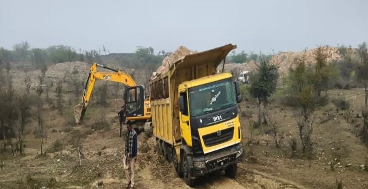 क्षेत्र में हो रही बड़े पैमाने पर अवैध मुरम की खुदाई प्रशासन मौन…। नेता और अधिकारियों के आगे-पीछे घूमने वाले खनन माफिया जमकर कर रहे हैं’अवैध खनन’