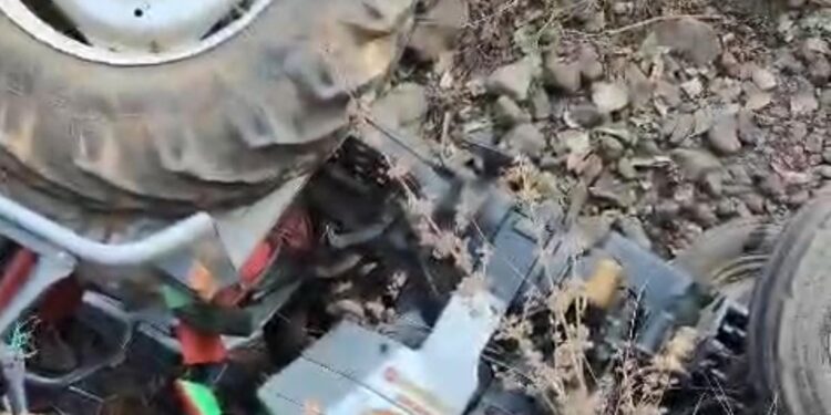 ट्रैक्टर पलटने से बच्ची की मौत, चार अन्य लोगों को भी आई चोट ढीमरखेड़ा थाना क्षेत्र के कोठी यज्ञ जाते समय हुई घटना, प्रकरण दर्ज कर जांच में जुटी पुलिस