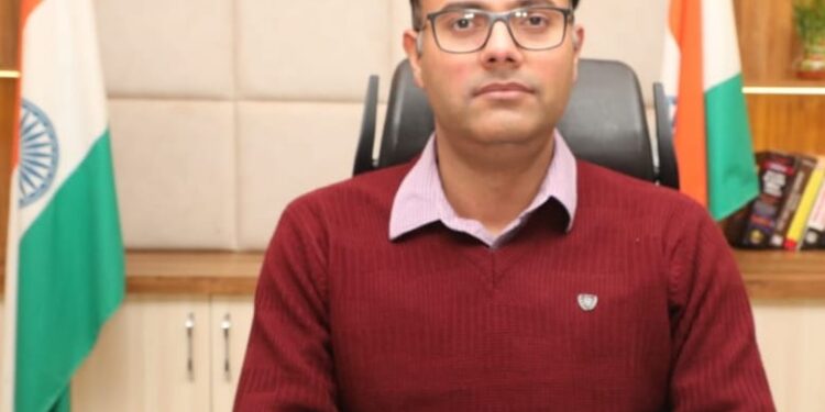 *कलेक्टर ने बोर्ड परीक्षा के छात्र-छात्राओं को दिया प्रेरणादायक संदेश* * विद्यार्थी तनाव मुक्त,निडर होकर लिखें प्रश्नों के उत्तर- कलेक्टर श्री तिवारी* *मंगलवार से शुरू हो रही 12वीं बोर्ड की परीक्षा*