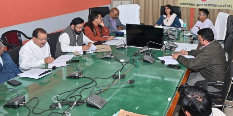 *समय-सीमा की बैठक में निगमायुक्त सुश्री परिहार के सख्त निर्देश* *संकल्प से समाधान अभियान की प्रगति की समीक्षा, बकाया राजस्व वसूली पर जोर*
