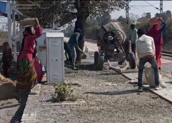 घटिया मटेरियल से बनाया जा रहा रेलवे प्लेटफार्म,,ठेकेदार की मनमानी,,