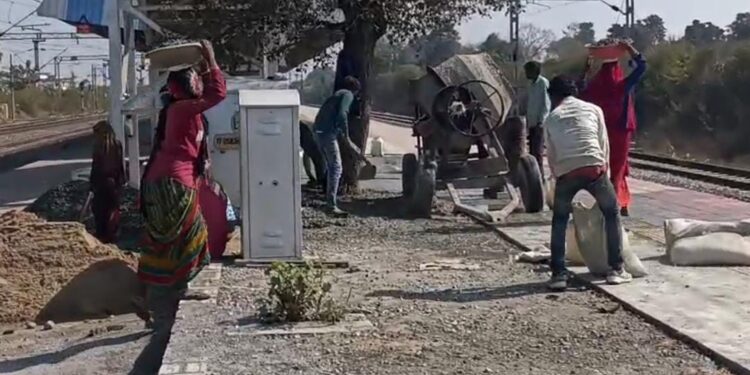 घटिया मटेरियल से बनाया जा रहा रेलवे प्लेटफार्म,,ठेकेदार की मनमानी,,