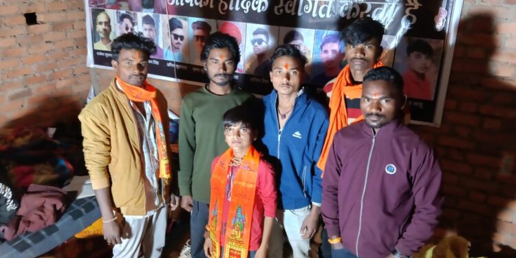 *अज्ञात व्यक्तियों ने गाय को खिलाया विस्फोटक पदार्थ, जबड़ा फटने से गंभीर रूप से घायल, बजरंग दल कार्यकर्त्ताओ नें थाना प्रभारी से क़ी लिखित शिकायत।*