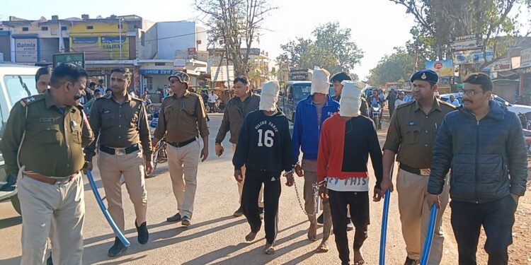 स्लीमनाबाद पुलिस द्वारा डायल 112 वाहन में तोडफोड करने वाले आरोपियों को गिरफ्तार कर निकाला जुलूस भेजा जेल*
