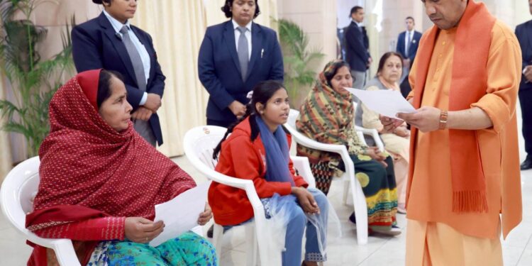 सुशासन का मॉडल: जनता दर्शन में योगी आदित्यनाथ ने सुनीं आमजन की समस्याएं  Lucknow