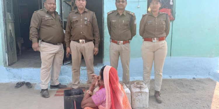 *75 हज़ार से अधिक की हाथ भट्ठी मदिरा एवं महुआ लाहन जब्त* *आबकारी एक्ट के तहत 13 प्रकरण पंजीबद्ध*