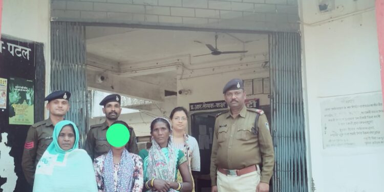 उमरियापान पुलिस के द्वारा गुम हुई 14 वर्षीय बलिका को 48 घंटे में तलाश कर परिजनों को किया सुपूर्द ,परिजनों के चेहरे खिले