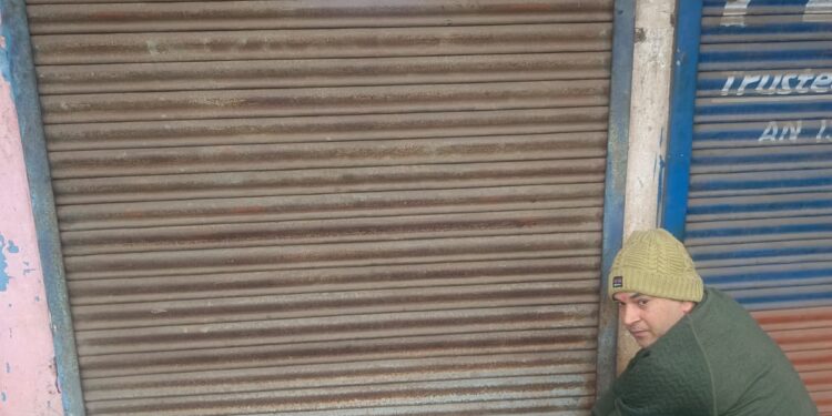 ब्रेकिंग*  *निगम प्रशासन की सख्ती: किराया बकाया पर तीन दुकानों में तालाबंदी*