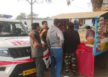 कंपोजिट शराब दुकान के आसपास नियमों की धज्जियां उड़ाकर जमकर पिलाई जा रही शराब,112 डायल की कार्यवाही से मचा हड़कंप…वीडियो