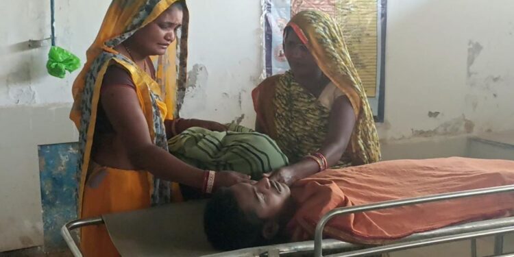 इलाज में देरी के चलते किशोर की मौत, परिजनों ने जताई नाराज़गी