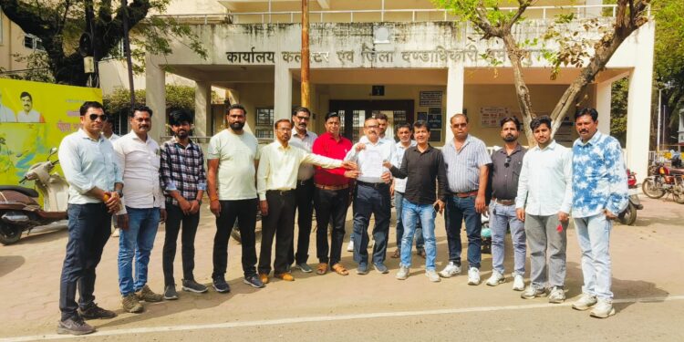 नर्मदापुरम बस एसोसिएशन ने नई परिवहन नीति का किया विरोध,प्रशासन को सौंपा ज्ञापन,मांगे नहीं मानी तो 2 मार्च से अनिश्चितकालीन हड़ताल पर जाएंगे बस ऑपरेटर…वीडियो