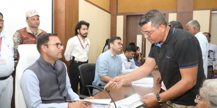 *कलेक्टर श्री तिवारी कलेक्ट्रेट में आयोजित जनसुनवाई में सुन रहे लोगों की समस्याएं* *अधिकारियों को दे रहे निराकरण के निर्देश*