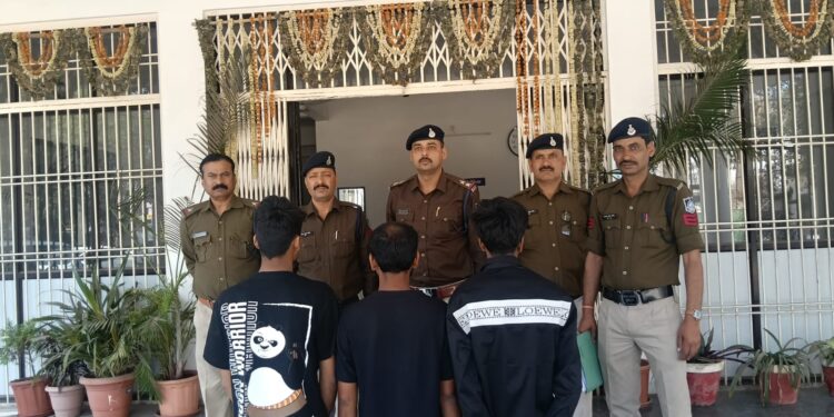 कटनी में मोबाइल चोर गिरोह का पर्दाफाश 🚨 शटर तोड़कर चोरी करने वाले 3 अंतर्राज्यीय आरोपी गिरफ्तार 3.50 लाख के मोबाइल बरामद