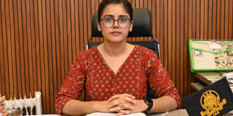 🔥 राजस्व वसूली में ढिलाई पर निगमायुक्त का कड़ा प्रहार 🔥 ⚠️ दो कर्मियों को थमाया कारण बताओ नोटिस, मचा हड़कंप ⚠️