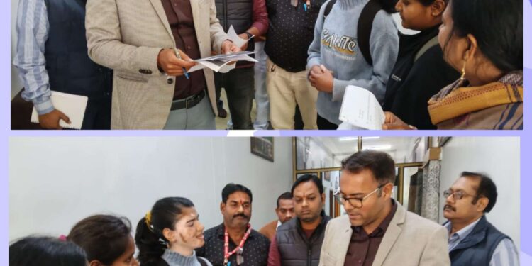 कलेक्टर ने आगंतुकों के पास पहुंचकर सुनीं समस्या, दिये निराकरण के निर्देश देखे VIDEO
