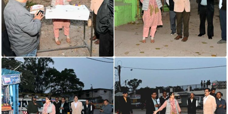 *निगमायुक्त सुश्री परिहार ने अधिकारियों के साथ नवीन चौपाटी के निर्माणाधीन स्थल का किया निरीक्षण*  *महानगरों की तर्ज पर व्यवस्थित एवं सुविधायुक्त चौपाटी निर्माण की दिशा में आवश्यक कार्यवाही के दिए निर्देश*