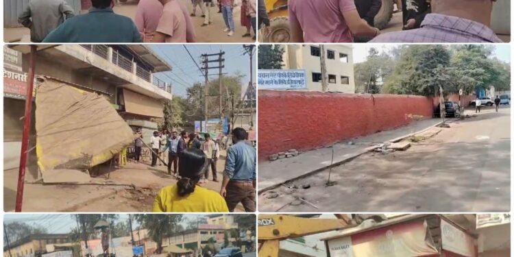 *नगर निगम द्वारा माधव नगर में चलाया गया वृहद अतिक्रमण हटाओ अभियान*  *पंचायत चौराहा में 8 दुकानों की अनाधिकृत अस्थाई संरचनाओं को हटाया गया*  *लक्ष्मीबाई तिराहा से कोतवाली तिराहा होते हुए नगर निगम कार्यालय तक के फुटपाथ हुए खाली*