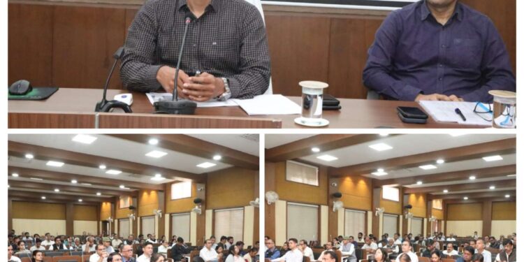 सी.एम. हेल्‍पलाईन की शिकायतों का गुणवत्‍ता पूर्ण निराकरण सुनिश्चित हो  जन्‍म-मृत्‍यु प्रमाण पत्र और आयुष्‍मान कार्ड बनाने के कार्य में गति लाएं  संकल्‍प से समाधान अभियान के शिविरों में पहुंचे अधिकारी  समय-सीमा बैठक में कलेक्‍टर श्री तिवारी के निर्देश