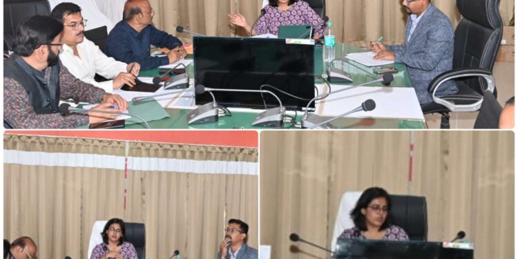 निगमायुक्त सुश्री परिहार ने अधिकारियों को लंबित कार्यों को समयबद्ध तरीके से पूर्ण करानें दिए निर्देश   अवैध कालोनी के प्रकरणों पर गंभीरता से करें कार्यवाही – निगमायुक्त