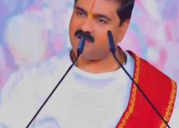 किसने मां का दूध पिया है, गोली मारकर दिखाओ : राजन जी महाराज, कथावाचक  गोरखपुर में कथा चल रही है। मंच पर चढ़ने पर कुछ विवाद हुआ। जिसके बाद कथावाचक की ये प्रतिक्रिया सामने आई। VIDEO