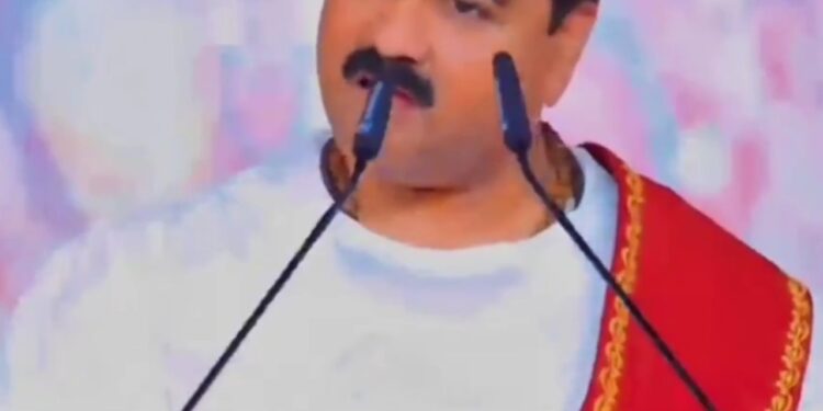 किसने मां का दूध पिया है, गोली मारकर दिखाओ : राजन जी महाराज, कथावाचक  गोरखपुर में कथा चल रही है। मंच पर चढ़ने पर कुछ विवाद हुआ। जिसके बाद कथावाचक की ये प्रतिक्रिया सामने आई। VIDEO