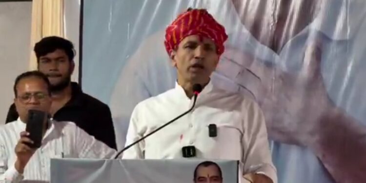अमेरिकी किसान के पास औसतन जमीन: 400 एकड़। भारत में किसान के पास औसतन जमीन: 2.5 एकड़। VIDEO पूरा सुनिऐ जीतू पटवारी