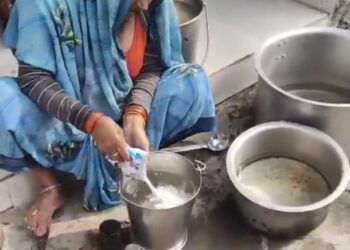 सब दूध में पानी मिलाते हैं यहां पानी में दूध मिलाया जा रहा  सरकारी स्कूल है। अब इस पानी वाले दूध को पीकर बच्चों में निश्चित रूप से तंदुरुस्ती आएगी।