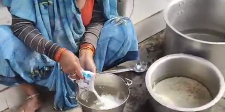 सब दूध में पानी मिलाते हैं यहां पानी में दूध मिलाया जा रहा  सरकारी स्कूल है। अब इस पानी वाले दूध को पीकर बच्चों में निश्चित रूप से तंदुरुस्ती आएगी।