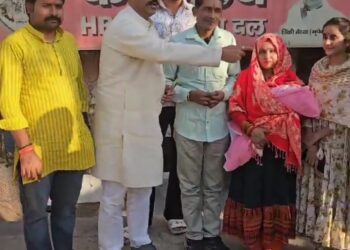 हिंदू रक्षा दल अध्यक्ष भूपेंद्र उर्फ पिंकी चौधरी ने चौथा बच्चा पैदा करने वाले हिन्दू दंपति को 21 हजार रुपए भेंट किए !!