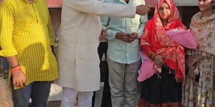 हिंदू रक्षा दल अध्यक्ष भूपेंद्र उर्फ पिंकी चौधरी ने चौथा बच्चा पैदा करने वाले हिन्दू दंपति को 21 हजार रुपए भेंट किए !!