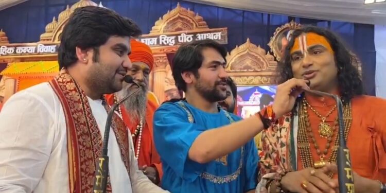 बागेश्वर धाम में 305 बेटियों के विवाह में शामिल हुए इंद्रेश जी महाराज और अनिरुद्ध आचार्य जी साथ में बागेश्वर महाराज भजन गायन करते हुए