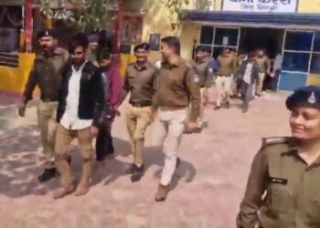 🔴 खाना खाते वक्त आया वीडियो कॉल, उठाते ही दिखी न्यूड लड़की… फिर शुरू हुआ ब्लैकमेल!