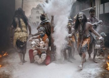 🔥 वाराणसी में आज ‘मसान की होली’ 🕉️ मणिकर्णिका घाट पर शवों की राख से खेली गई अनोखी होली मोक्ष की परंपरा