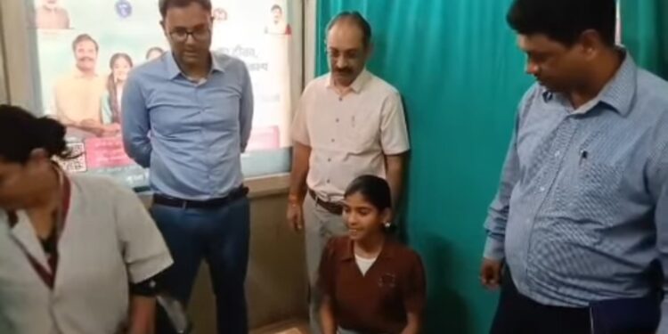 कलेक्टर आशीष तिवारी जिला चिकित्सालय #कटनी में 14 वर्ष की बालिकाओं के लिए आयोजित निःशुल्क एचपीवी टीकाकरण शिविर में पहुंचे।