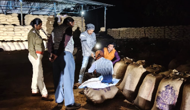 धान खरीदी केंद्र में बड़ा घोटाला! बोरियों में पानी डालकर बढ़ाया जा रहा वजन तहसीलदार की छापेमारी