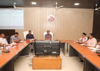 राजस्‍व अधिकारियों की बैठक में कलेक्‍टर श्री तिवारी के निर्देश  तहसीलदार नजूल का एक दिन का वेतन काटने और नायब तहसीलदार सिंगौड़ी को कारण बताओ नोटिस जारी