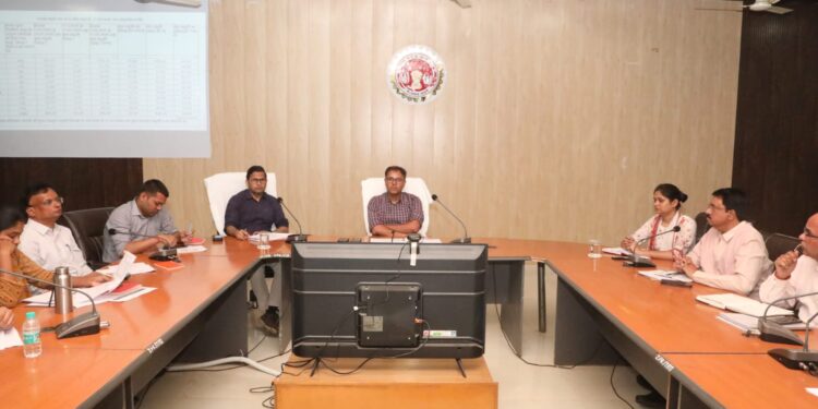 राजस्‍व अधिकारियों की बैठक में कलेक्‍टर श्री तिवारी के निर्देश  तहसीलदार नजूल का एक दिन का वेतन काटने और नायब तहसीलदार सिंगौड़ी को कारण बताओ नोटिस जारी