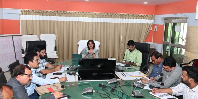 निगमायुक्त ने समय-सीमा की बैठक में शासकीय योजनाओं एवं विकास कार्यो की,की समीक्षा