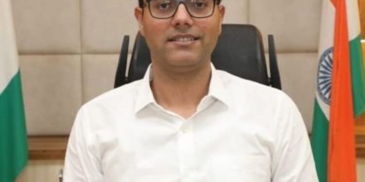 कलेक्टर श्री तिवारी ने आदतन अपराधी को 5 माह तक पुलिस थाना में उपस्थित होने के दिए निर्देश