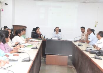 स्वास्थ्य योजनाओं में लापरवाही पर सख्त कलेक्टर तिवारी | जिला स्वास्थ्य समिति बैठक की बड़ी कार्रवाई